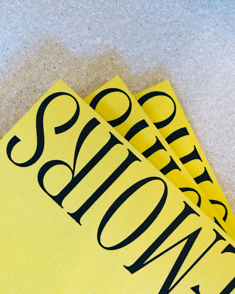 Gelbe Memoirs-Bücher in Nahaufnahme