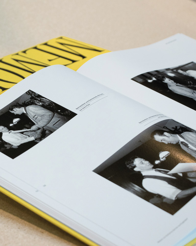 Aufgeschlagenes Memoirs-Buch mit Schwarz-Weiß-Fotos