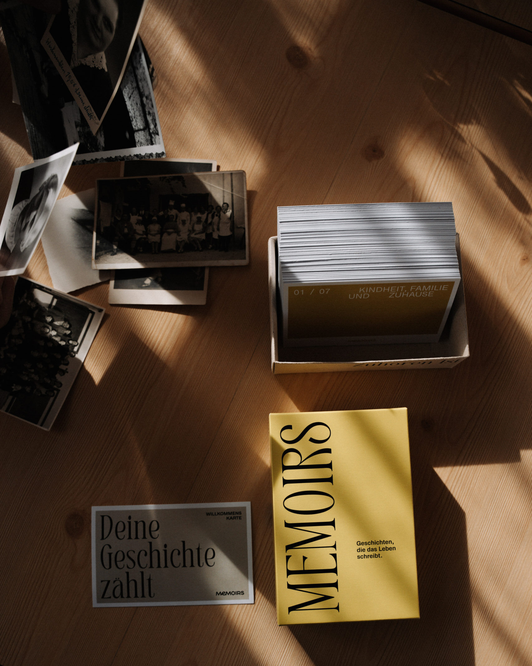 Kartenset Memoirs auf Holztisch, alte Bilder, Erinnerungen, Geschichten die das Leben schreibt