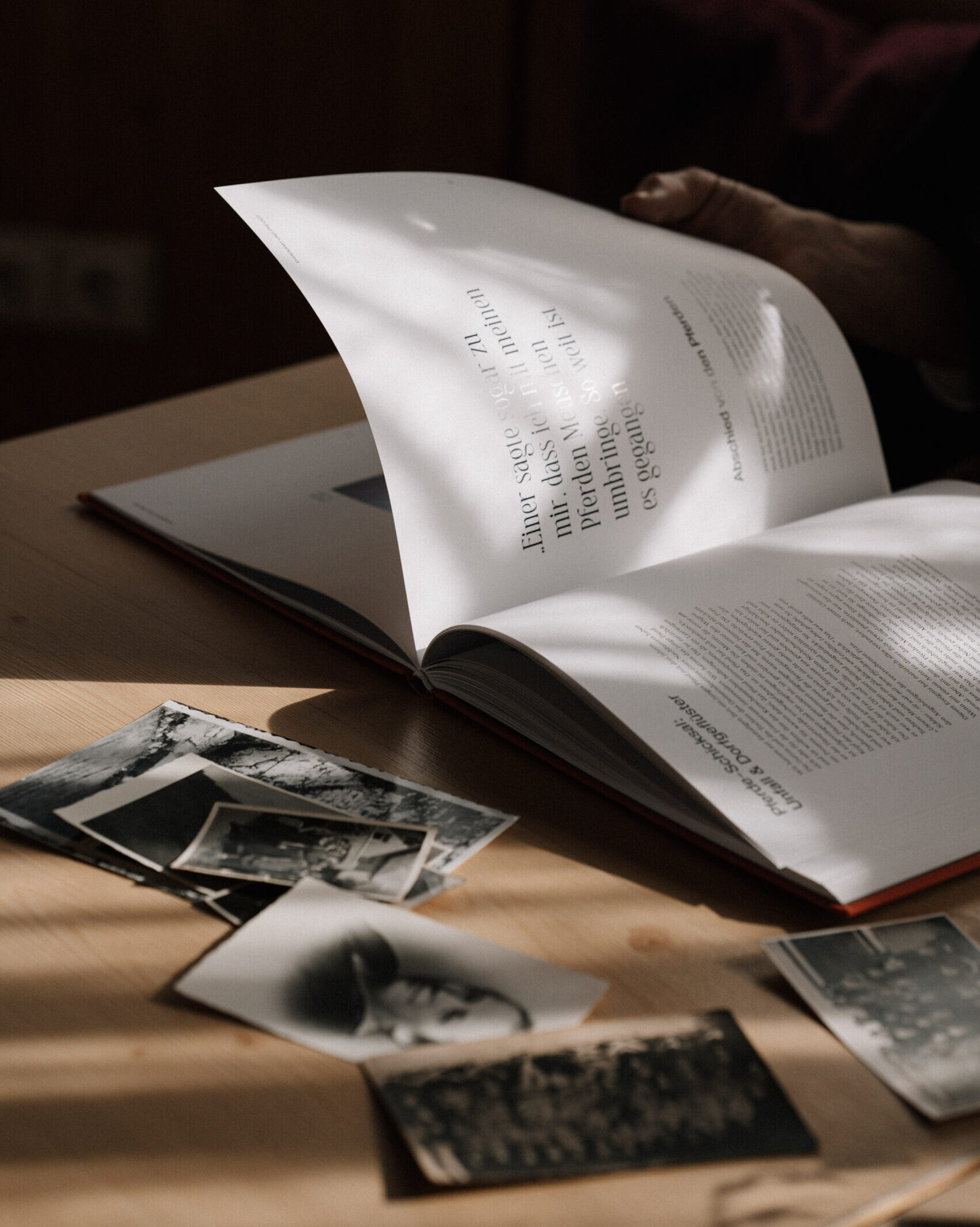 Memoirs-Erinnerungsbuch wird durchgeblättert, am Tisch liegen alte Bilder